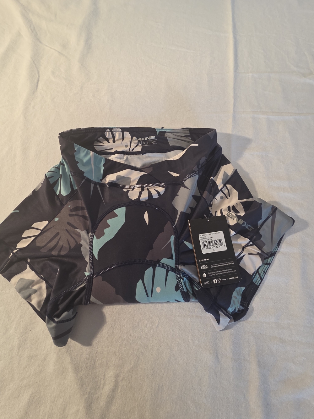Dakine Women's Blue Black Tropical Crop Liner Biking Shorts